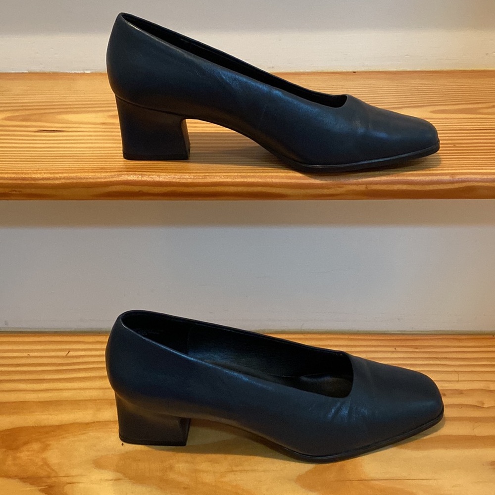 Aerosols Navy leather pump size 8B with 2 1/4 inch block heel